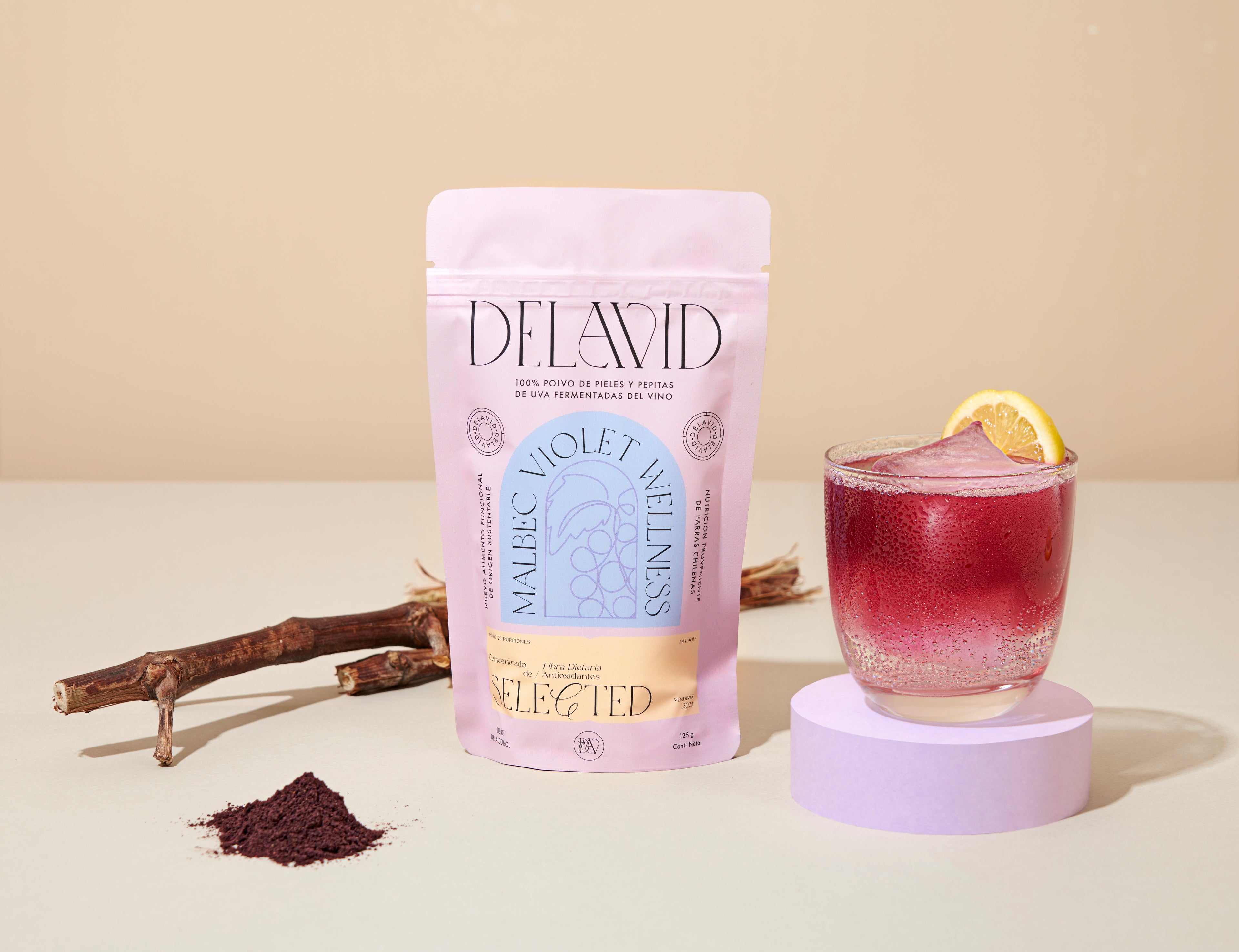 Alternativa premium al vino sin alcohol, infusionada con Delavid, superalimento de orujo de uva que aporta bienestar, antioxidantes y un sabor único.